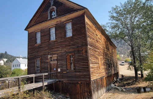Jordan Valley House | Cozy RV1 with WiFi and AC near Owyhee Reservoir, Leslie's gulch, Three Forks.