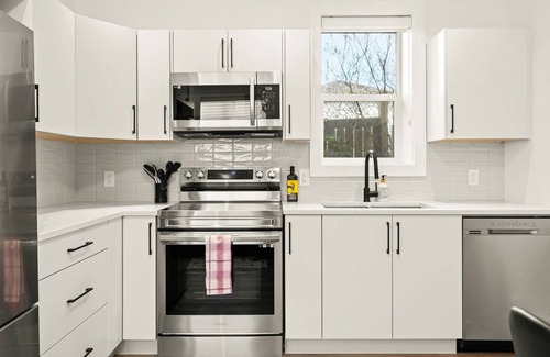 Saanich House | Cozy Saanich Cottage in prime location to Downtown, UVIC, Camosun, SMUS