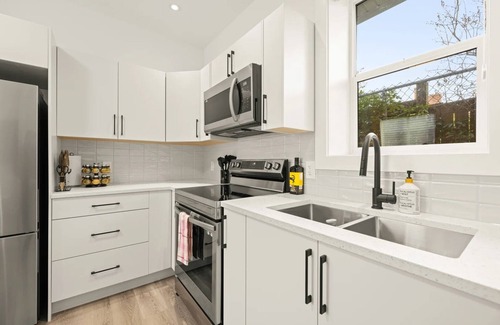Saanich House | Cozy Saanich Cottage in prime location to Downtown, UVIC, Camosun, SMUS