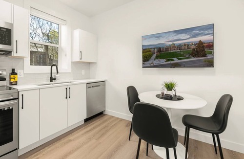 Saanich House | Cozy Saanich Cottage in prime location to Downtown, UVIC, Camosun, SMUS
