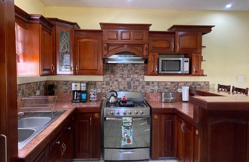 Ladyville House | Cozy/Safe house-3 mins from Airport close/near to Mayan Ruins Belize attractions