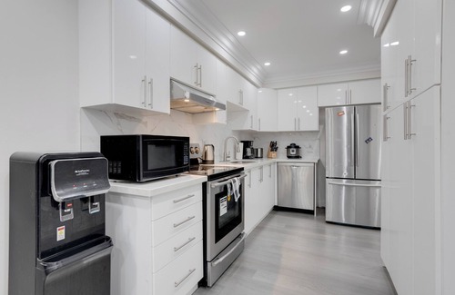 Vaughan House | Cozy & Safe Vaughan rental with Fast Internet & Workspace near Wonderland