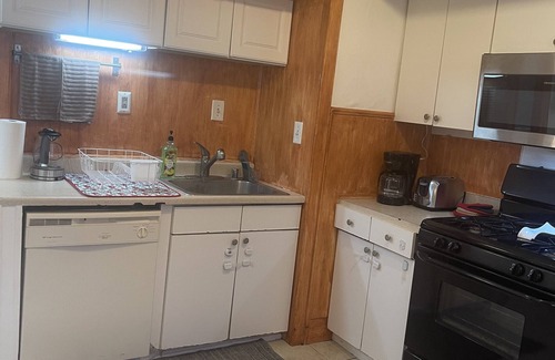 Sunset Park House | Cozy Santa Monica 2BD House with drive way.
