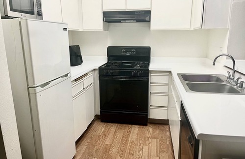 Ladera Heights Apartment | Cozy ‘santorini themed’ apartment in l.a