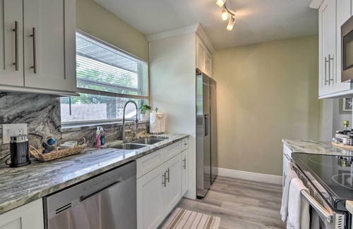 Indian Beach Sapphire Shores Apartment | Cozy Sarasota Retreat - 3 Blocks to the Coast!