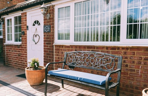 East Dereham Apartment | Cozy Scarning Apartment for Three