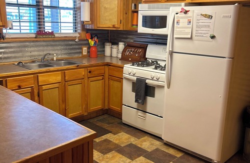 Pottsboro Cabin | Cozy Screened Porch 2-Bdrm Cabin-Lake Access, Near Mill Creek Marina Boat Ramp.