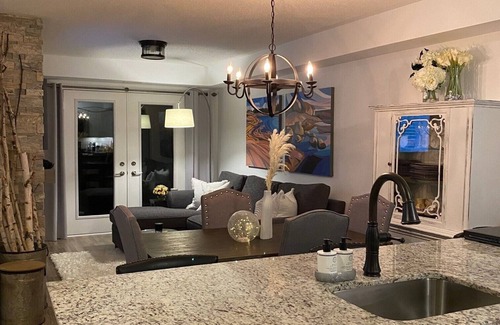 Collingwood Condo | Cozy Seasonal Ski Rental minutes to Blue Mountain, awesome heated outdoor pool