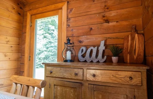 Bodines Cabin | Cozy Secluded 3 BR Log Cabin with Hot Tub and Wood Burning Fireplace!