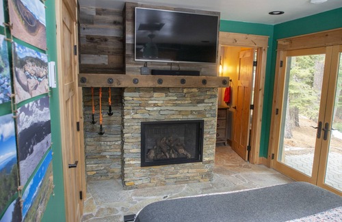 Christmas Valley House | Cozy Secluded South Lake Tahoe Riverfront Getaway for 2, Incredible Private View