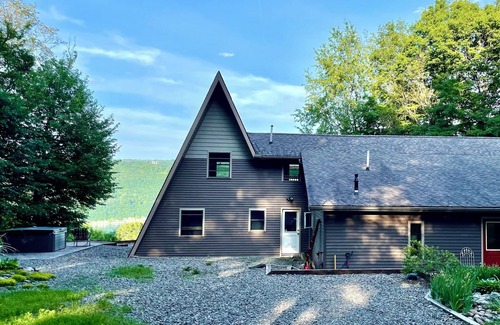 Moravia Villa | Cozy secluded villa-hot tub, panoramic view, waterfalls, gorge-south skaneateles