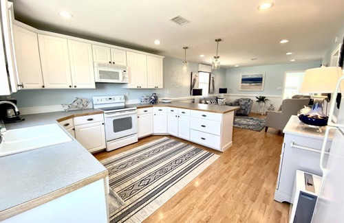 Nags Head House | Cozy Semi Oceanfront Cottage with a Hop, skip and a jump to the beach