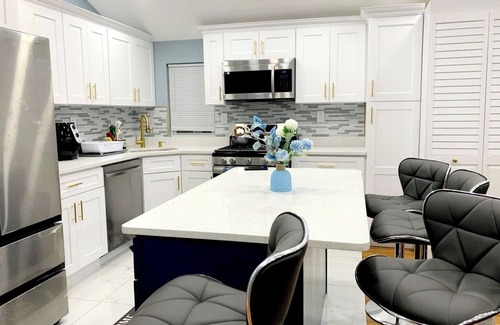 Rochdale Apartment | Cozy & Serene 3-bedroom Apartment with AC, WiFi,TV'S Near JFK Airport- Queens NY