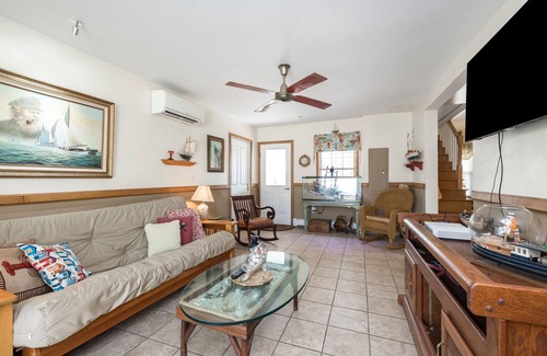 Strathmere House | Cozy Shore House, Beach on one side, Bay on the other side