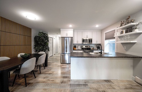 Salmon Arm House | Cozy Shuswap Lake getaway, family sized suite, 5 minutes to downtown Salmon Arm!