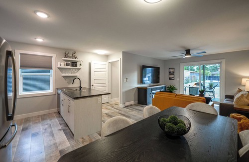 Salmon Arm House | Cozy Shuswap Lake getaway, family sized suite, 5 minutes to downtown Salmon Arm!
