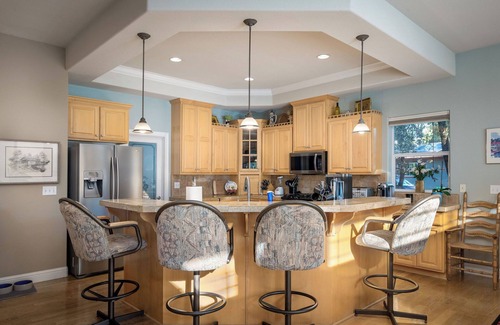 Cedar Ridge House | Cozy Sierra foothills home with 3Bedrooms, 2full baths with outdoor deck dinning