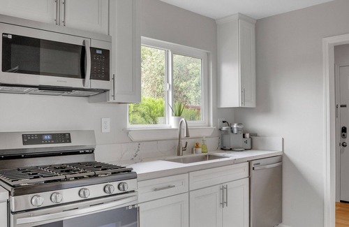 Lincoln Acres House | Cozy, Single Bedroom, Detached Guest House