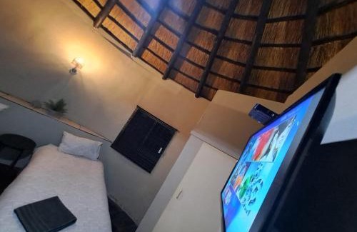 Umjindi Ski Chalet | Cozy Single Rondawel