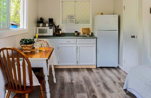 Christina Lake House | Cozy Single Room at Christina Lake- Kitchenette, Queen Bed, Close to Beaches!