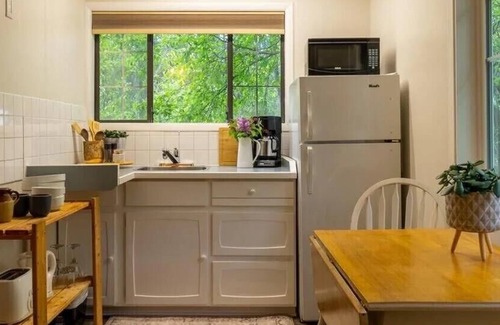 Christina Lake House | Cozy Single Room at Christina Lake- Kitchenette, Queen Bed, Close to Beaches!