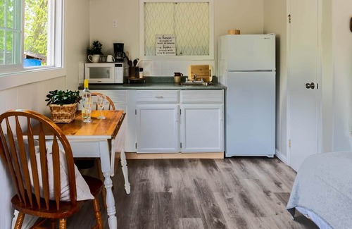 Christina Lake Hotel | Cozy Single Room at Christina Lake- Kitchenette, Queen Bed, Close to Beaches!