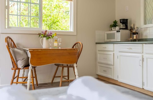 Christina Lake Hotel | Cozy Single Room at Christina Lake- Kitchenette, Queen Bed, Close to Beaches!