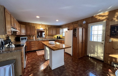 Stratton House | Cozy ski cabin, minutes to mountains
