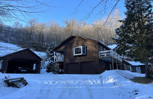 Stratton House | Cozy ski cabin, minutes to mountains