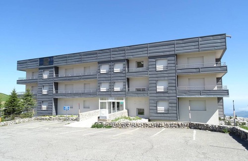 Arette Apartment | Cozy Ski-In/Ski-Out Apt, Sleeps 6, Mountain Views, Free Parking, Ski Locker, TV, Dishwasher