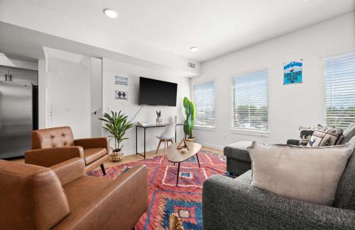 People's Freeway House | Cozy Ski Lodge 2BR 2BA Rooftop Garage