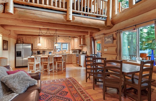 Government Camp Cabin | Cozy Ski Retreat in Govy w/Hot Tub and Outdoor Sauna