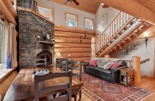 Government Camp Cabin | Cozy Ski Retreat in Govy w/Hot Tub and Outdoor Sauna