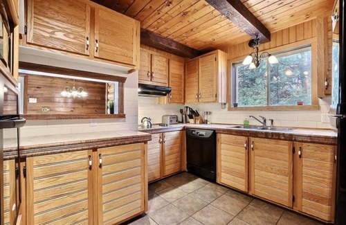 Morin Heights House | Cozy ski retreat surrounded by mountains. Family size house with all aminities.