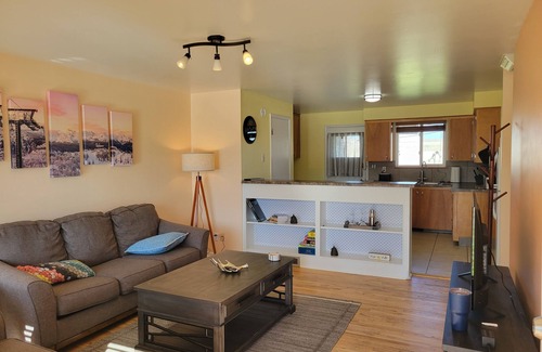 Taylorsville House | Cozy SLC 2BR/1BA, Full Kitchen, Dog Friendly, Large Yard 🐶, Easy Canyon Access!