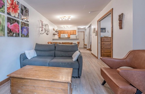 Silver Star Mountain Condo | Cozy slopeside 1 bedroom + alcove Creekside condo steps from the skiway