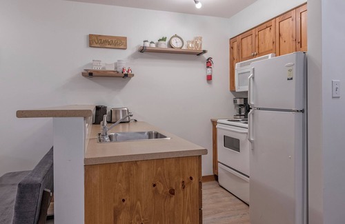 Silver Star Mountain Condo | Cozy slopeside 1 bedroom + alcove Creekside condo steps from the skiway
