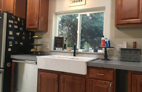Rainier House | Cozy Small Town Getaway