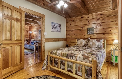 Townsend Cabin | Cozy Smoky Mountain Cabin, Hot Tub, Wood Fireplace, GREAT location to Cades Cove