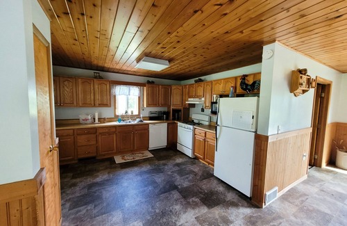 Paris House | Cozy snowmobilers/ATV retreat. 3 miles from Manistee Ntl Forest/Rails to Trails