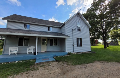 Paris House | Cozy snowmobilers/ATV retreat. 3 miles from Manistee Ntl Forest/Rails to Trails