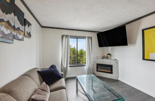Snowshoe Apartment | Cozy Snowshoe Condo Rental Walk to Chair Lift!