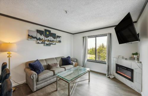 Snowshoe Apartment | Cozy Snowshoe Condo Rental Walk to Chair Lift!