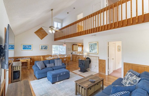 Tuckahoe House | Cozy soundside Duck home w/community pool and tennis!