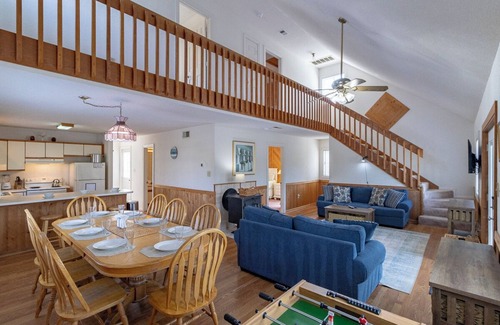 Tuckahoe House | Cozy soundside Duck home w/community pool and tennis!