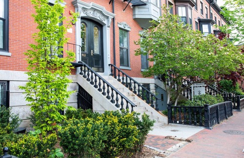 Columbus Apartment | Cozy South End Studio near T, Shops + Dining, by Blueground