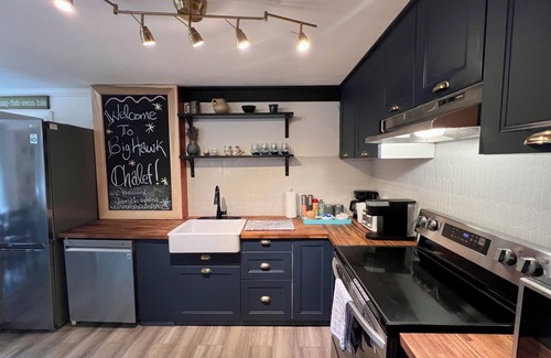 Algonquin Highlands Cottage | Cozy spa like cottage w/Hot tub + Sauna 3 mins to lake. Pet friendly🐾