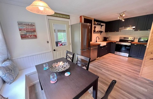 Algonquin Highlands Cottage | Cozy spa like cottage w/Hot tub + Sauna 3 mins to lake. Pet friendly🐾