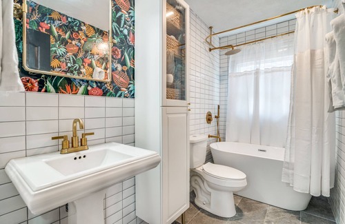 Elmo House | Cozy Spa-like cottage with lake views and pool just outside of the city!