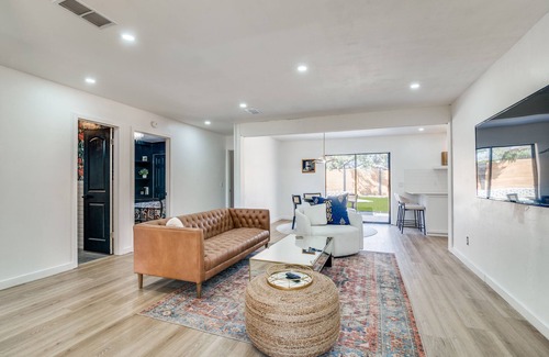 Elmo House | Cozy Spa-like cottage with lake views and pool just outside of the city!